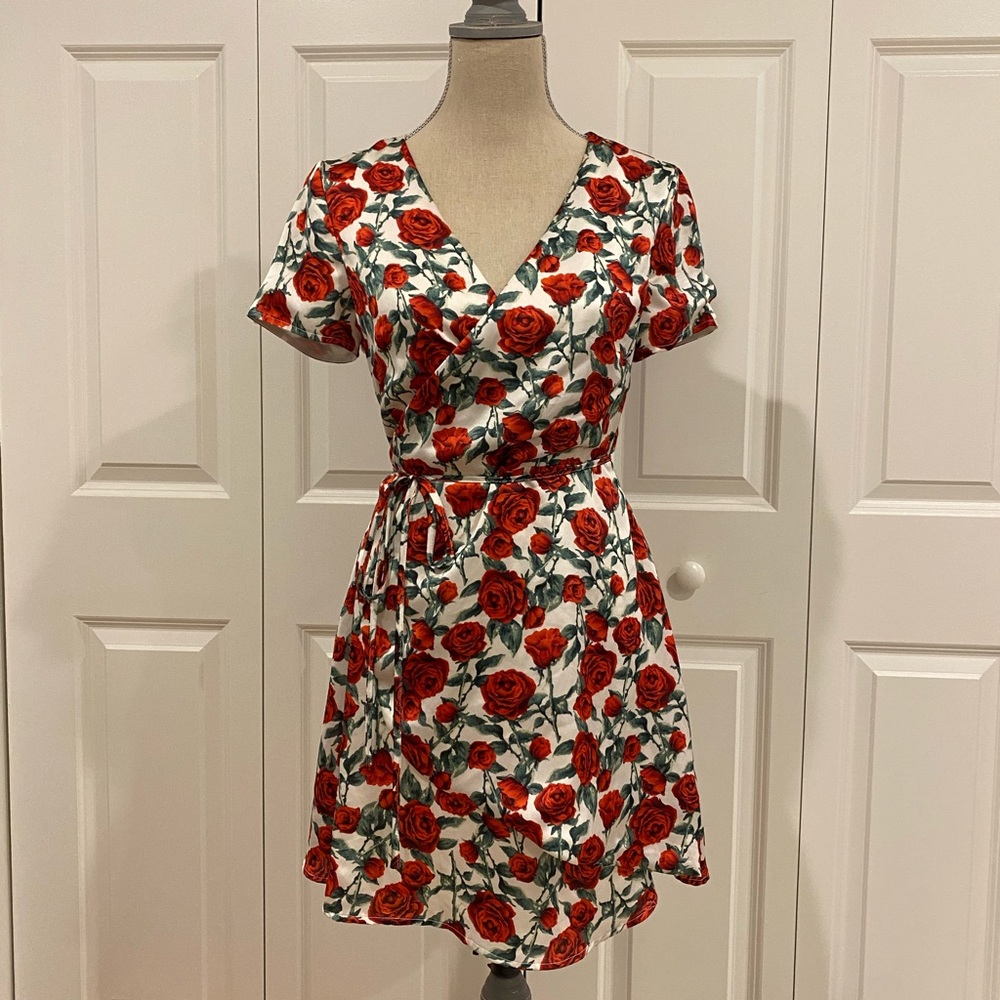WYLDR  London • Los Angeles short sleeve Rose Wrap Mini Dress Size Medium